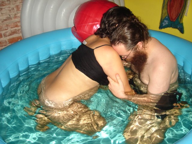 afbeelding badbevalling met hypnobirthing opvangen weeën vader