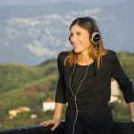 zwangere die luistert naar hypnobirthing audio voor een kalme bevalling