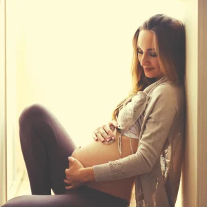 jonge moeder zwanger na de bevalling