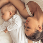 moeder met baby na inleiding met synthetische oxytocine