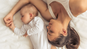 moeder met baby na inleiding met synthetische oxytocine